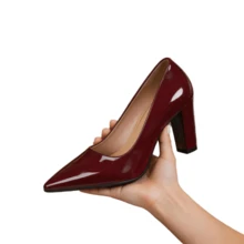 Zapatos de tacón de bloque de charol para mujer: elegantes tacones altos de punta para el trabajo, fiestas y ocasiones especiales. Adéntrate en la elegancia atemporal con nuestros zapatos de tacón de bloque de charol para mujer, la combinación perfecta de estilo sofisticado y comodidad durante todo el día. Con una elegante silueta de punta y un robusto tacón de bloque, estos tacones altos para mujer ofrecen una elevación favorecedora sin sacrificar la estabilidad, lo que los hace ideales para largas jornadas laborales, glamurosas fiestas nocturnas, bodas y cualquier ocasión especial. Elaborados en charol brillante en una cuidada paleta de ricos tonos -que incluyen burdeos intenso, amarillo vibrante, negro clásico y verde intenso- estos zapatos añaden un toque atrevido y sofisticado a cualquier atuendo, pasando sin esfuerzo de la elegancia de oficina al glamour de después del trabajo. - Burdeos - Ver 3