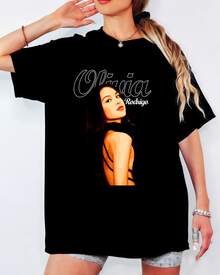 Olivia Rodrigo Pop Art Portrait T-shirt, "Olivia Rodrigo" kursivt tryck, unisex musikfan-tröja - Svart - Visa 10