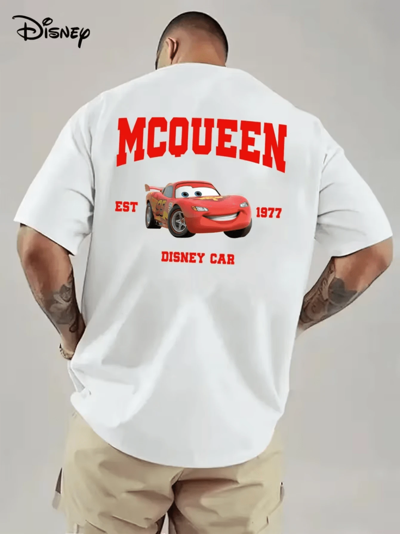 (Disney Licensed)Disney Cars Men's T-Shirt, Lightning McQueen "McQueen Est. 1977" Graphic Tee, Oversized Crew Neck Short Sleeve Casual Streetwear T-Shirt, Retro Lightning McQueen With Varsity Letters Print Men's Summer Top, Disney Officially Authorized Men's Short-Sleeved T-Shirts, Mens Clothes, Men, Ropa De Hombre, Summer Clothes, Men Shirts, Graphic Tees, Disney Outfits Men, Graphic Tees, Camisetas Para Hombre, Camisas Para Hombre, Summer Outfits For Men, Father's Day Gift, Perfect Gift For Family And Friends, Which Are Necessary For Birthday Parties, Disney Shirts, Mens Clothes, Summer Clothes, Officially Licensed Disney T-Shirts, Disney Men's And Women's Spring/Summer Fashion Casual Short-Sleeve T-Shirts - 白色 - 查看 1