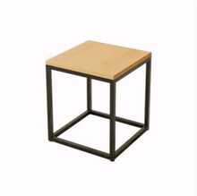 These industrial-style square side tables, made of wood and metal, measure 40 x 40 x 42 cm and 35 x 35 x 35 cm respectively. They are perfect for living rooms, bedrooms, or offices, and their nesting design allows one table to be stored under another, thus optimizing storage space. - Verschiedenfarbig - Übersicht 2