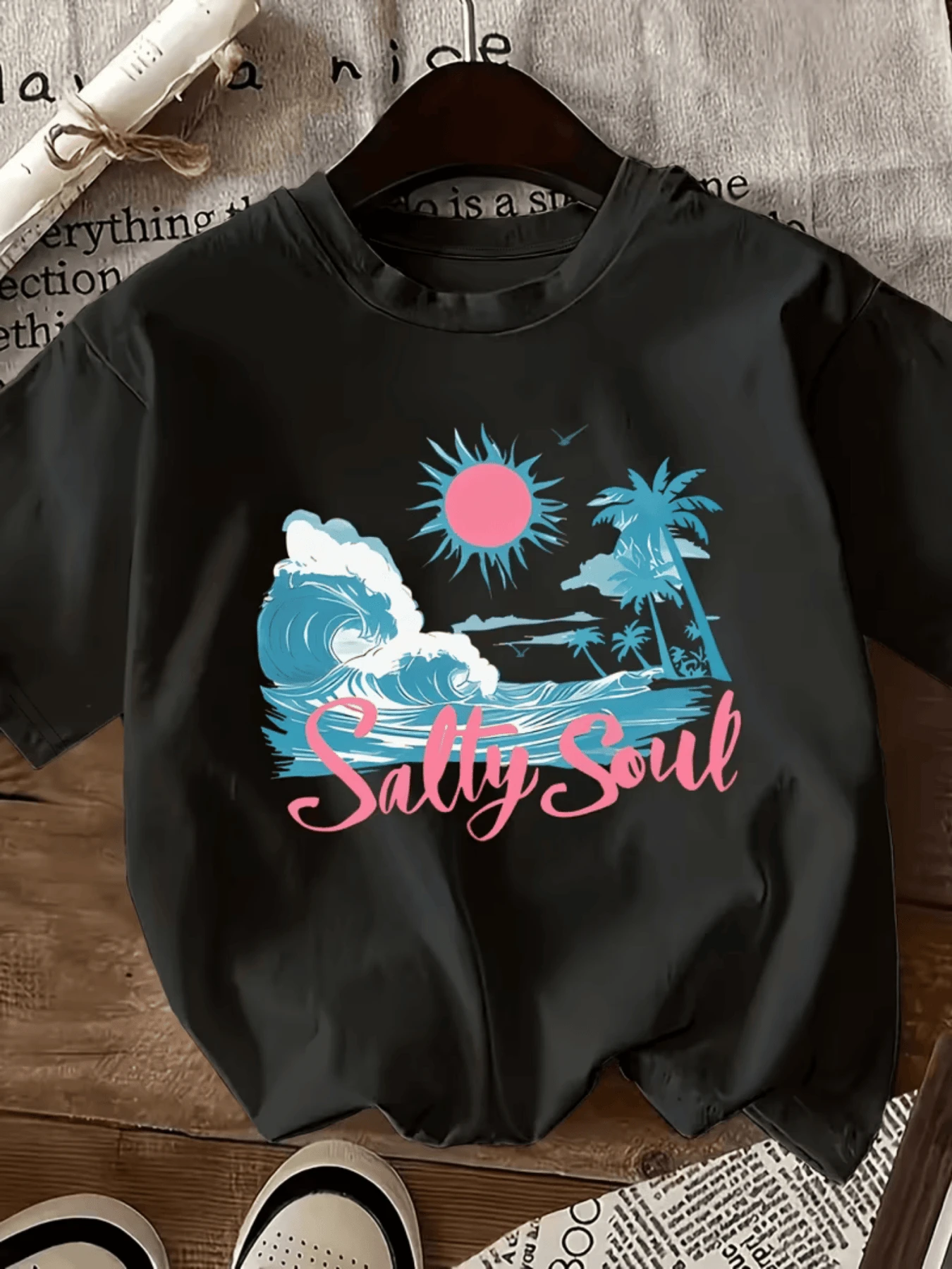 Radiant Sun Over The Sea With Blue Waves And Palm Trees That Evoke Freedom And Summer Energy, Perfect For Adventurous Spirits. Casual, Comfortable, And Modern Women's T-Shirt - 黑色 - 查看 1