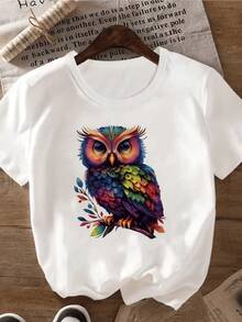 Búho colorido con mirada sabia símbolo de intuición y conocimiento rodeado de ramas vibrantes que evocan armonía y energía positiva camiseta de mujer casual moderna y cómoda - Blanco - Ver 1