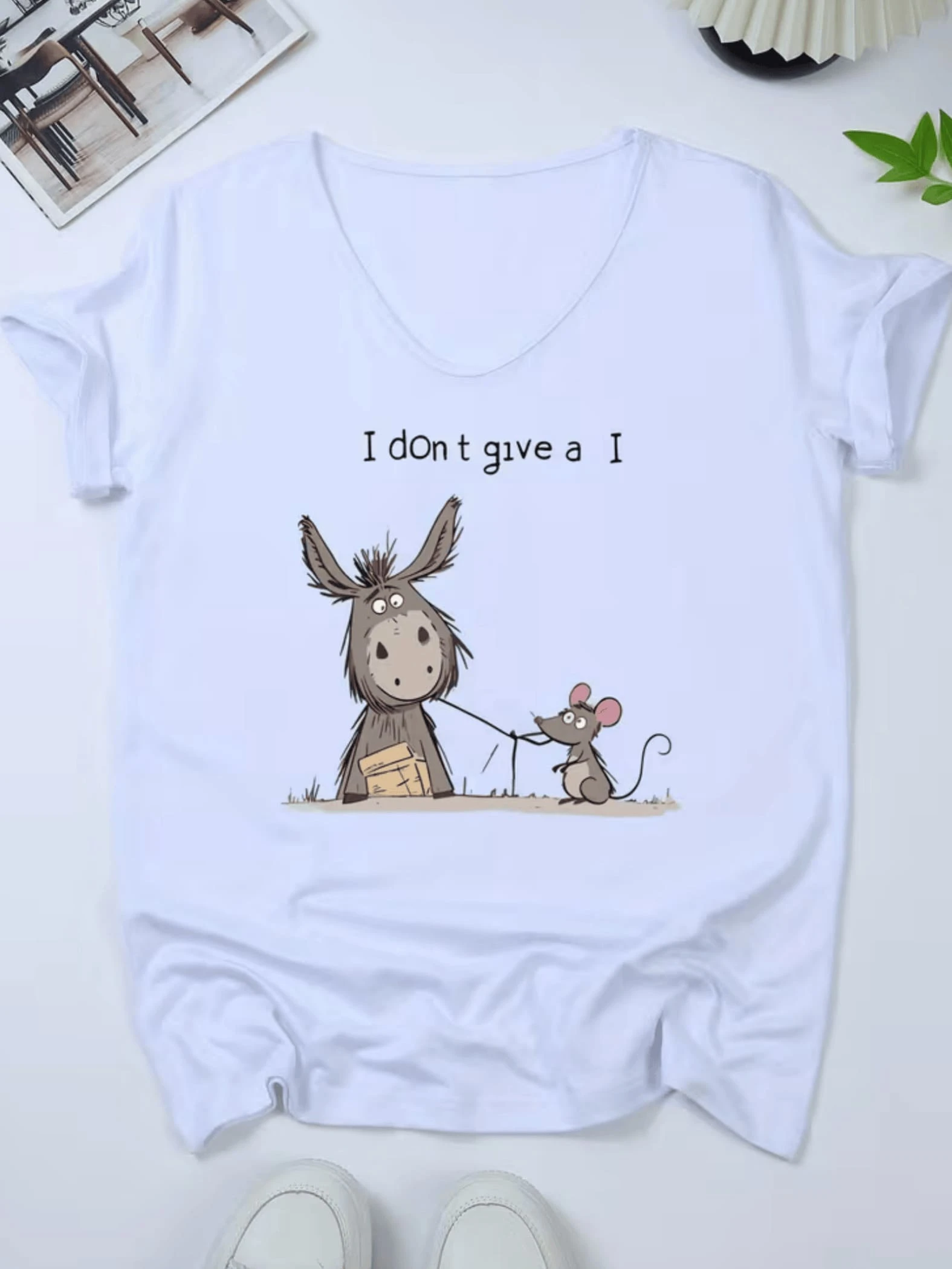 Un tierno burro observa a un pequeño ratón que sostiene una ramita creando una escena llena de humor inocente y amistad que transmite calma y alegría perfecta para un día casual camiseta de mujer casual divertida blanca - Blanco - Ver 1