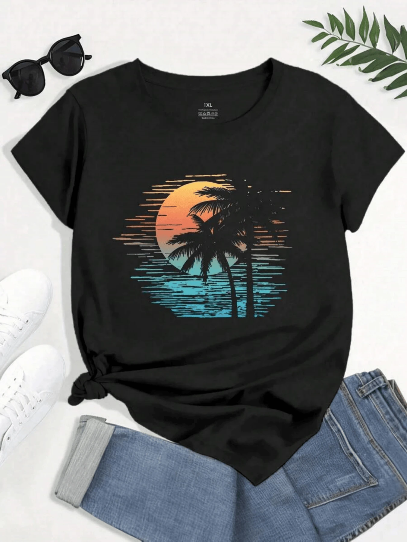 Atardecer tropical con palmeras frente al mar que transmite calma libertad y espíritu veraniego con tonos cálidos y suaves camisetas de mujer casual moderna cómoda para uso diario - Negro - Ver 1