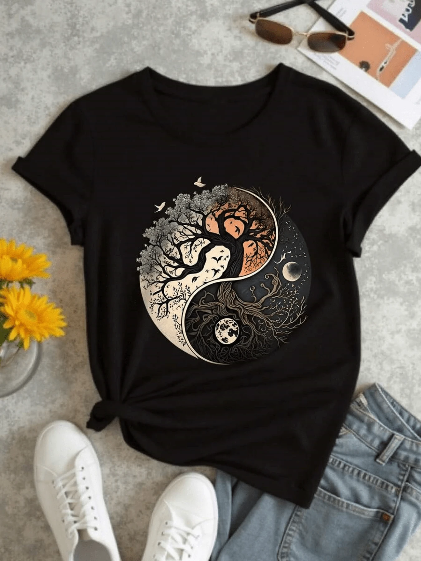 Símbolo del equilibrio entre la luz y la oscuridad con árboles que unen la vida y la noche formando una conexión espiritual con el cosmos y la naturaleza camiseta de mujer casual cómoda para uso diario - Negro - Ver 1