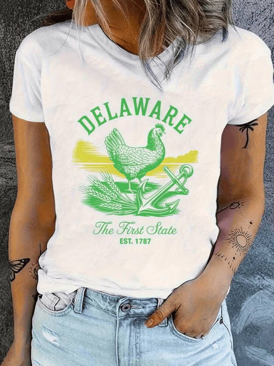 Graphic Depicting A Green Rooster On A Yellow Background With An Anchor And Ears Of Wheat Symbolizing Delaware's Tradition And Its Agricultural And Maritime Spirit. Comfortable, Modern Casual Women's T-Shirt For Everyday Wear. - 白色 - 查看 1