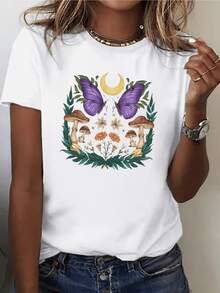 Mariposas moradas rodeadas de un creciente lunar dorado entre hojas verdes y flores naranjas creando un equilibrio místico con hongos del bosque camiseta de mujer casual cómoda para uso diario - Blanco - Ver 8