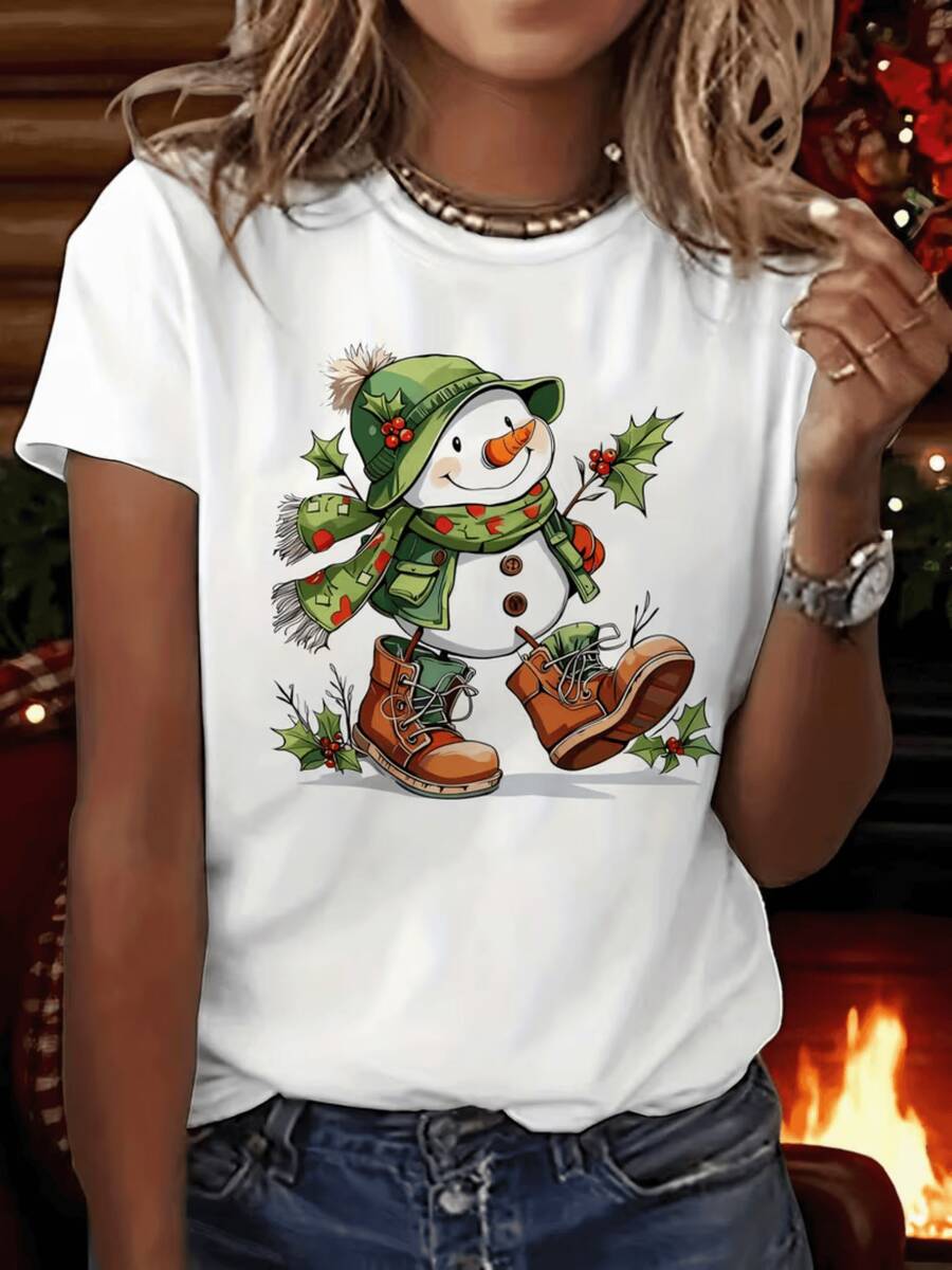 Smiling Snowman With Green Scarf And Brown Boots Surrounded By Holly Leaves Conveying Winter Cheer And Festive Spirit. Comfortable Casual Women's T-Shirt For Everyday Wear - 白色 - 查看 1