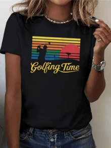 Image Of A Person Playing Golf In Front Of A Red Sun And Colorful Lines That Evoke Energy And Relaxation. Modern Casual Women's T-Shirt Ideal For Golf Lovers And Outdoor Moments - 黑色 - 查看 1