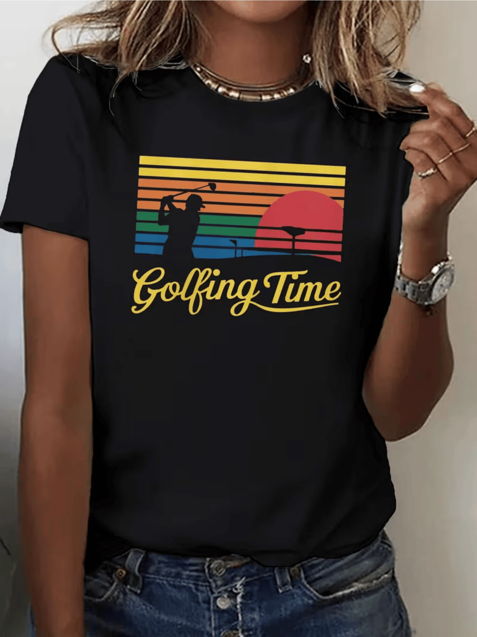 Image Of A Person Playing Golf In Front Of A Red Sun And Colorful Lines That Evoke Energy And Relaxation. Modern Casual Women's T-Shirt Ideal For Golf Lovers And Outdoor Moments - 黑色 - 查看 1