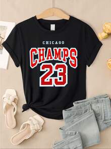 Números rojos grandes con la palabra CHAMPS y la ciudad de Chicago representan energía deportiva y victoria femenina ideal para quien busca estilo urbano activo camiseta de mujer casual cómoda para diario - Negro - Ver 8