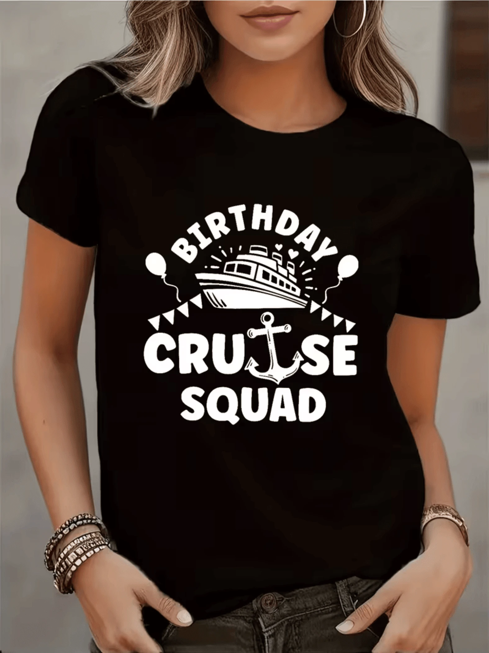Un barco navegando entre globos y un ancla representa la alegría de celebrar un cumpleaños en alta mar con amigas camiseta de mujer casual divertida para fiestas náuticas y vacaciones - Negro - Ver 1