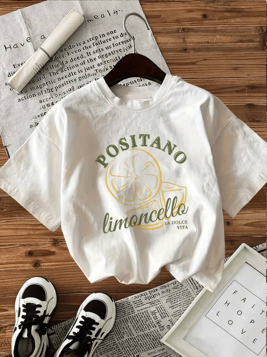Lemon Slices Evoking The Fresh Aroma Of Limoncello And The Light Of The Italian Summer, With Green And Yellow Lettering Conveying Joy And Freshness. Comfortable Casual Women's T-Shirt For Everyday Wear. - 白色 - 查看 1