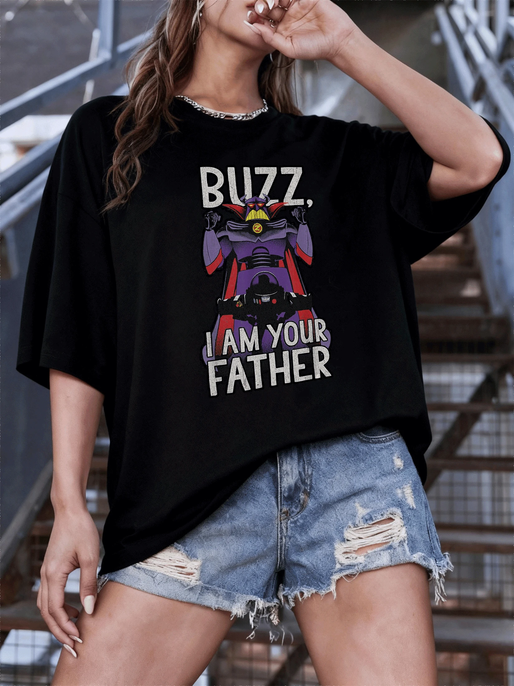 Figura de un poderoso villano galáctico que levanta los brazos con energía frente a un héroe espacial mostrando una escena divertida de enfrentamiento con toque retro camiseta de mujer casual moderna y cómoda para uso diario - Negro - Ver 1