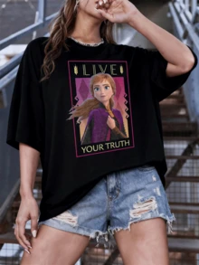 Figura inspirada en el valor interior mostrando una mujer decidida con capa púrpura y fondo geométrico que transmite fuerza y autenticidad camiseta de mujer con mensaje positivo Live Your Truth - Negro - Ver 6