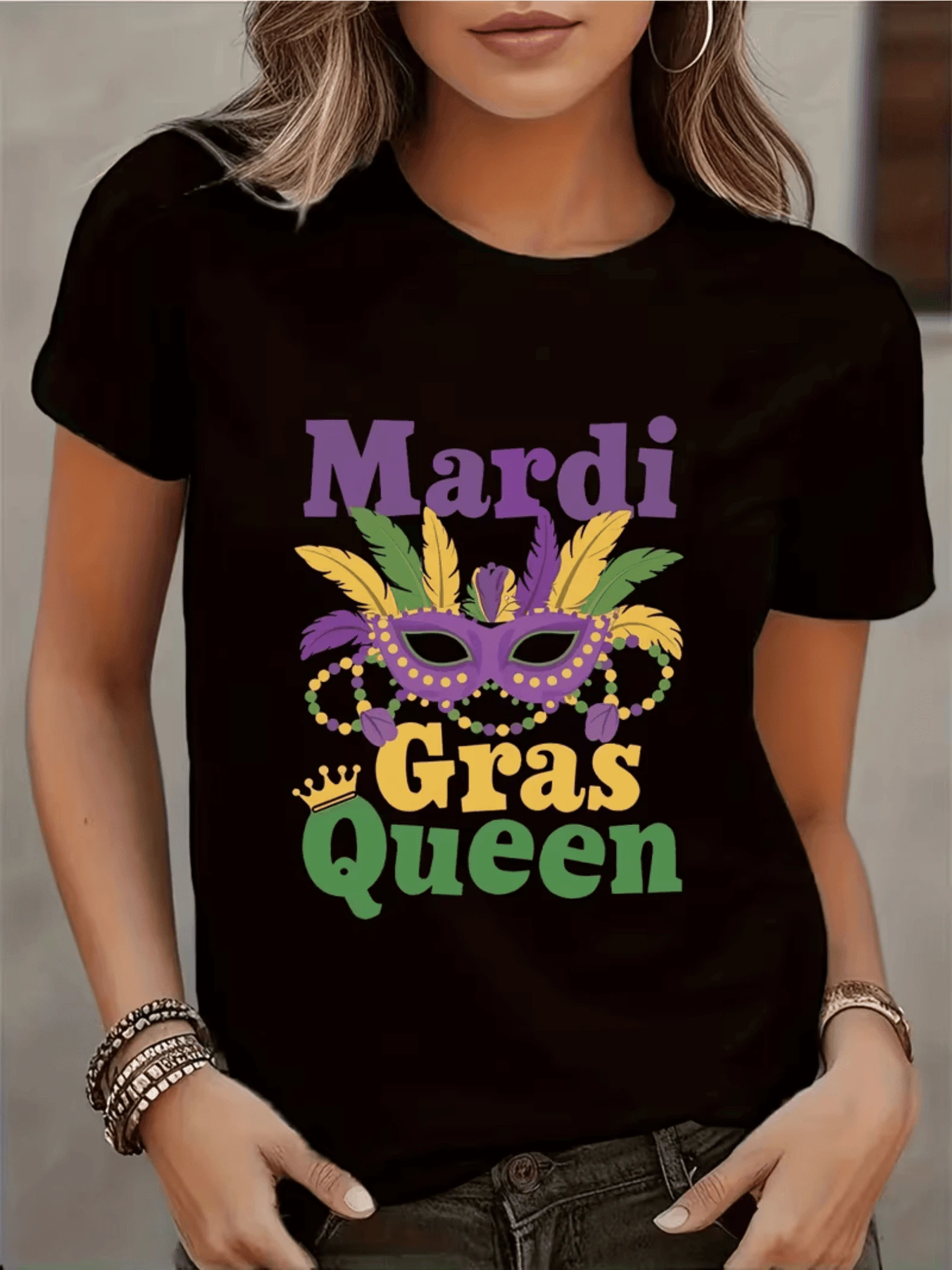 Máscara festiva con plumas moradas verdes y doradas que representan la alegría del carnaval y la energía de la celebración con detalles de cuentas brillantes y una corona real camiseta de mujer casual moderna - Negro - Ver 1
