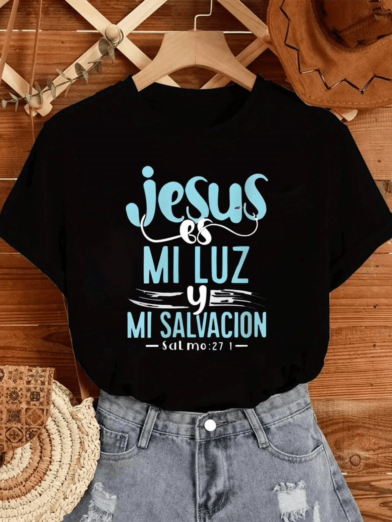 An Inspirational Phrase That Conveys Faith, Hope, And Strength With The Message "Jesus Is My Light And My Salvation" (Psalm 27). A Comfortable, Casual Women's T-Shirt For Everyday Wear. - 黑色 - 查看 1