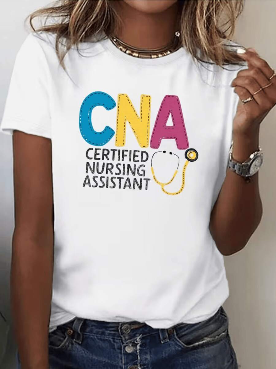 Texto colorido que celebra la dedicación y el corazón del asistente de enfermería certificado con letras grandes y símbolo de estetoscopio en contraste alegre reflejando empatía y vocación camiseta de mujer casual cómoda ideal para uso diario - Blanco - Ver 1