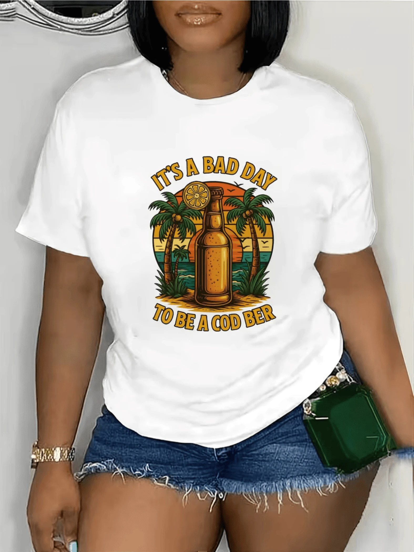 Botella de cerveza frente al atardecer tropical rodeada de palmeras y frutas cítricas que transmiten relax y buen humor camiseta de mujer casual perfecta para verano y playa - Blanco - Ver 1