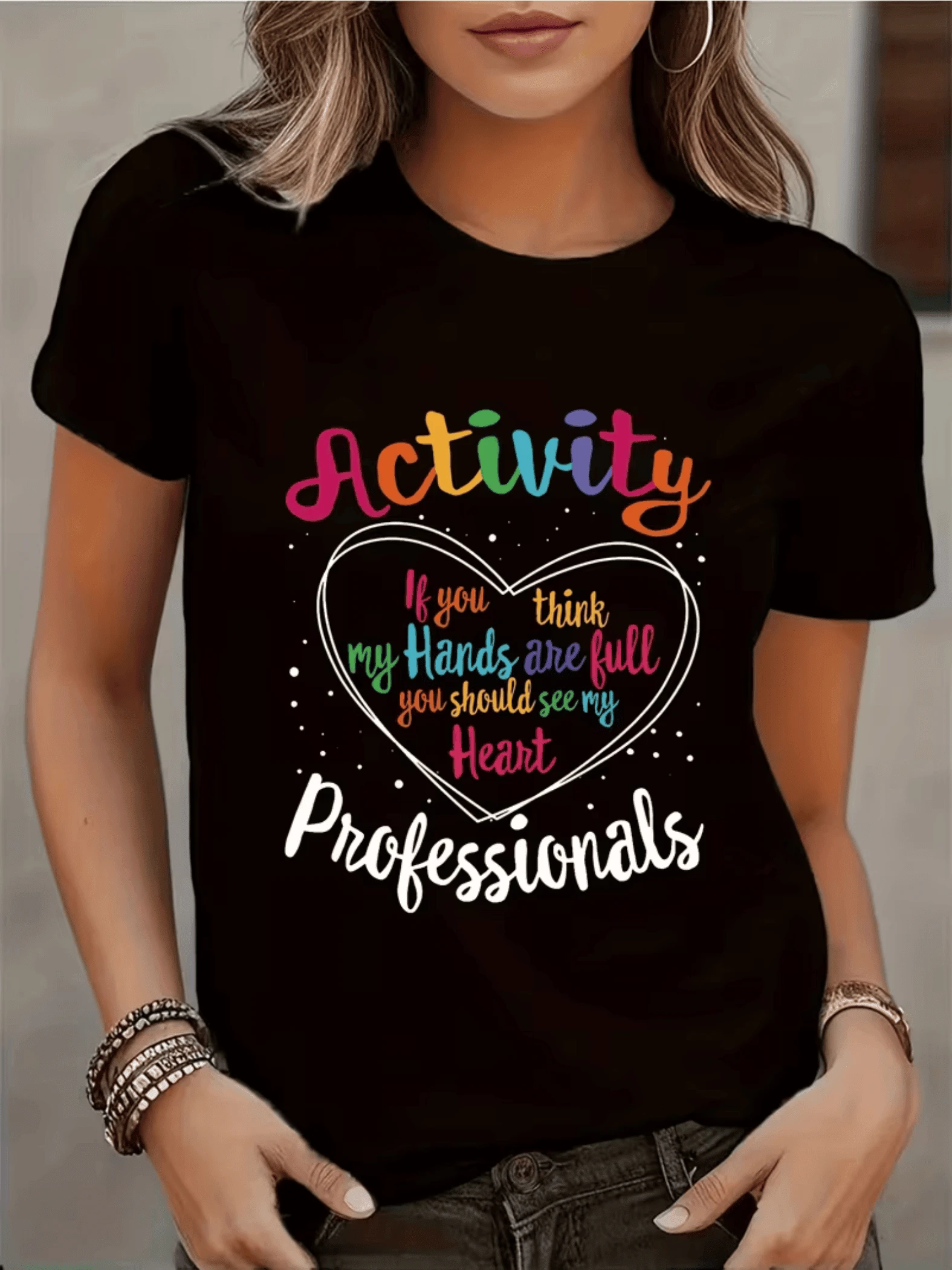 Corazón rodeado de palabras inspiradoras en tonos arcoíris que expresan empatía dedicación y amor hacia quienes cuidan mostrando orgullo y vocación camiseta de mujer casual moderna y cómoda - Negro - Ver 1