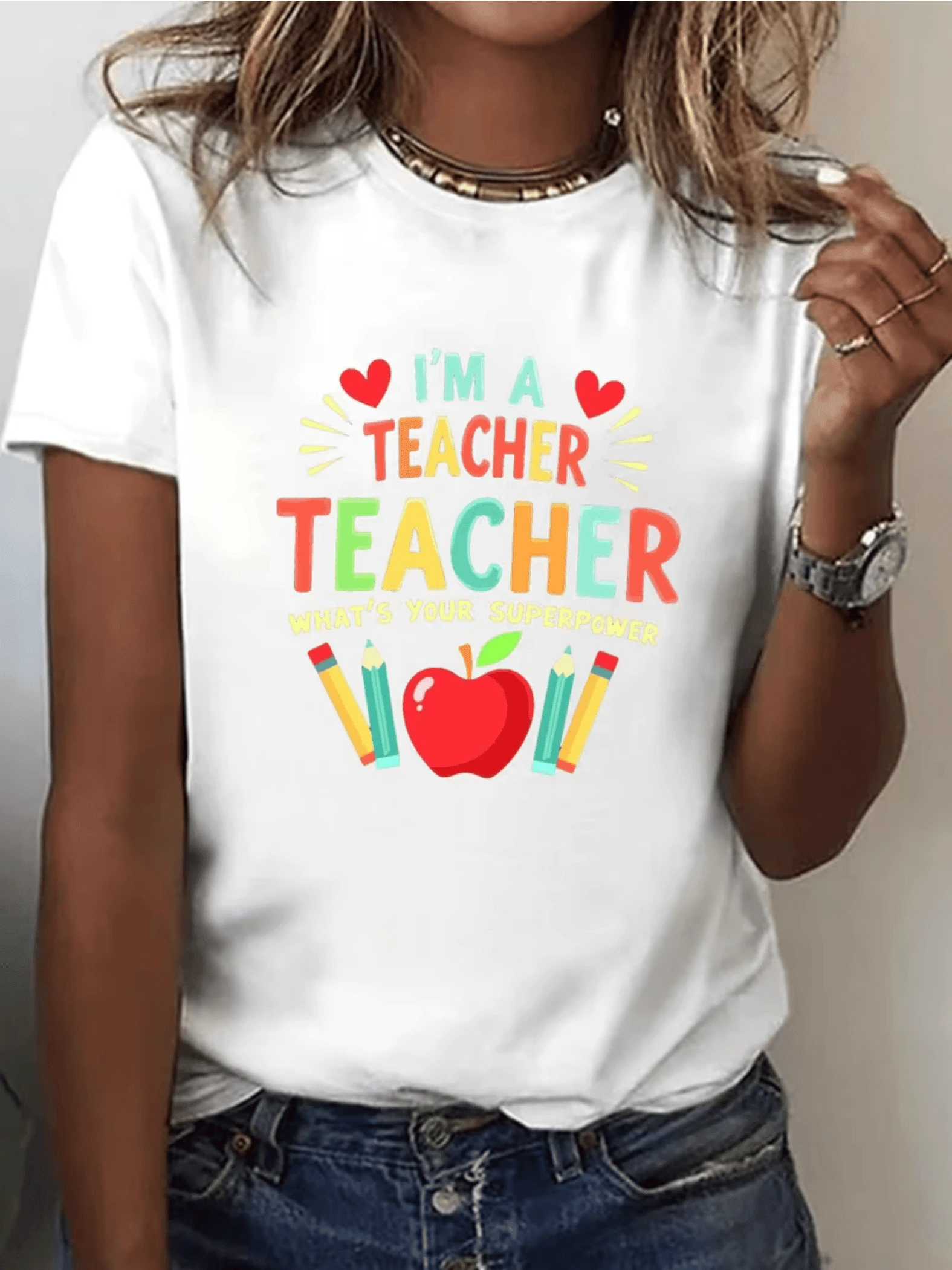Bright Red Apple With Colored Pencils And Hearts Celebrating The Vocation And Pride Of Being A Teacher, Inspiring Joy And Knowledge. Comfortable And Original Casual Women's T-Shirt - 白色 - 查看 1