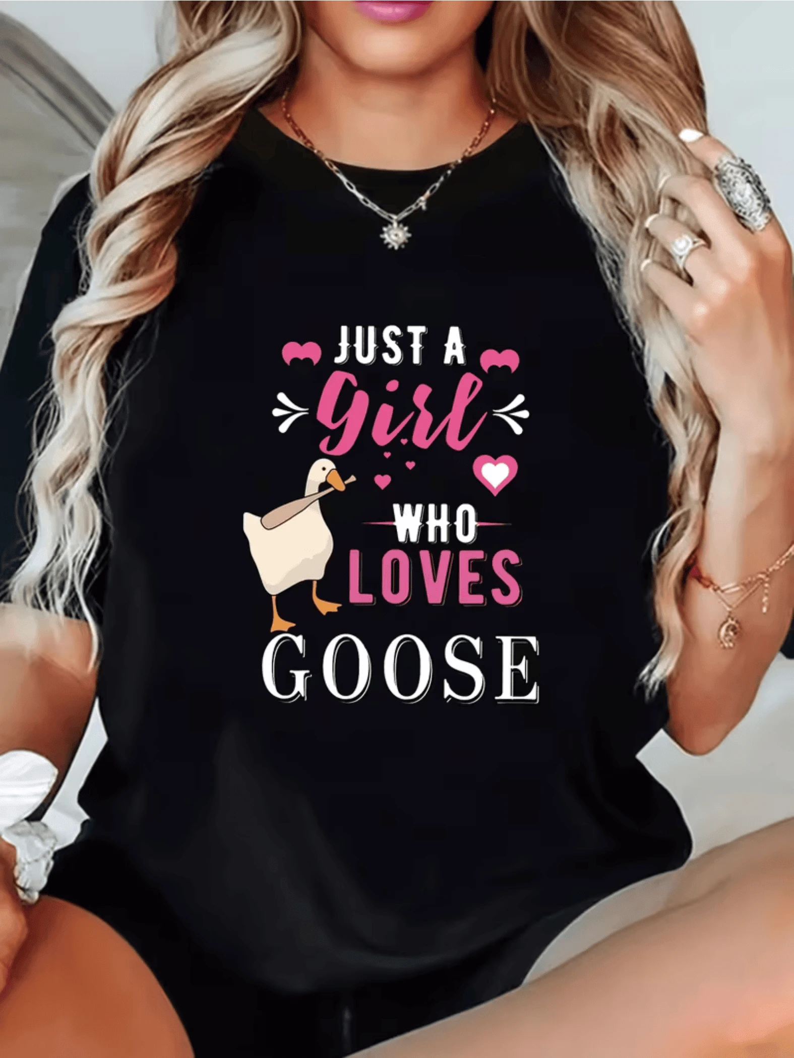A Cute Drawing Shows A Friendly Goose Surrounded By Pink Hearts That Symbolize Love And Fun For Animal Lovers. A Comfortable, Modern, Casual Women's T-Shirt Perfect For Everyday Wear. - 黑色 - 查看 1