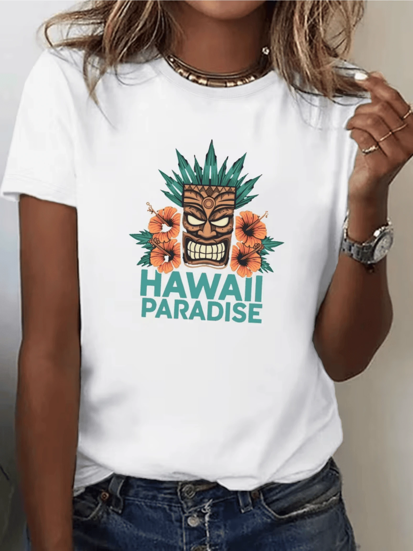 A Mask Surrounded By Tropical Flowers And Green Leaves Conveys Positive Energy, An Adventurous Spirit, And A Feeling Of Exotic Paradise. Ideal For Sunny Days. Casual, Comfortable, And Modern Women's T-Shirt. - 白色 - 查看 1