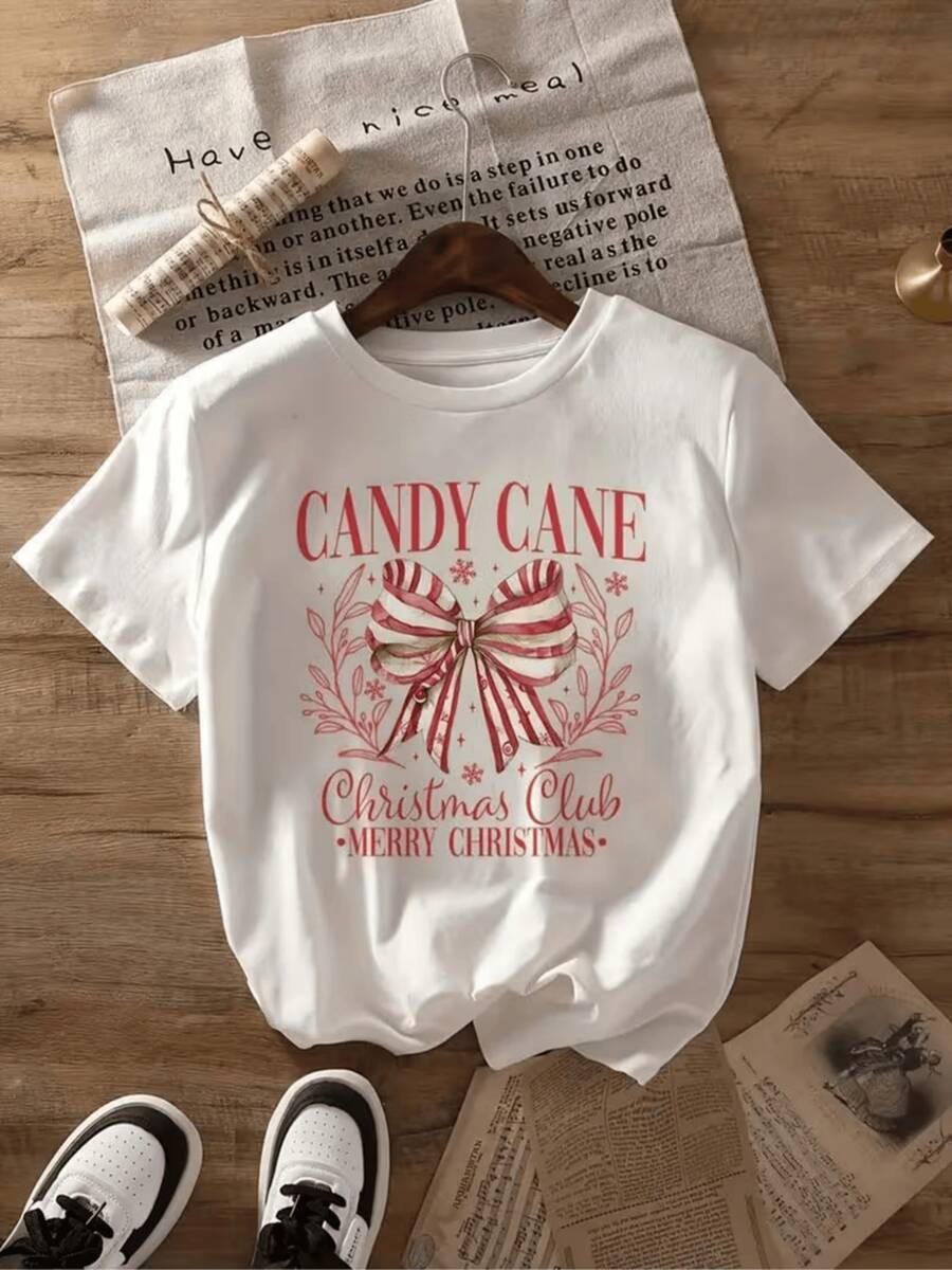 Dulces bastones cruzados con lazo dorado rodeados de ramas invernales y copos que transmiten alegría festiva y espíritu navideño camiseta de mujer casual para celebración de Navidad - Blanco - Ver 1