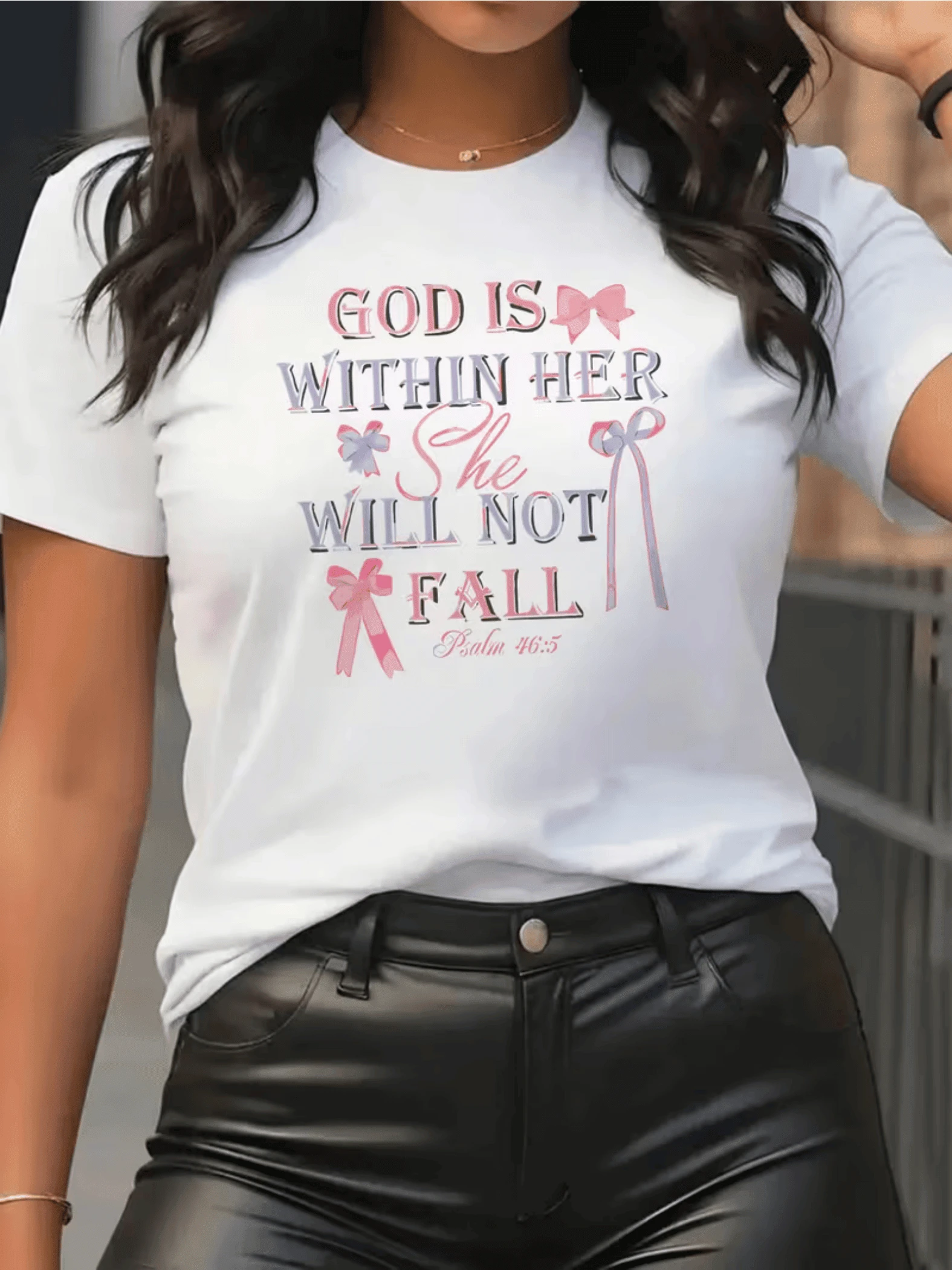 An Inspirational Phrase That Conveys Faith, Strength, And Hope, With Pink Bows Symbolizing Support And Feminine Beauty. A Comfortable, Modern, And Positive Casual Women's T-Shirt. - 白色 - 查看 1