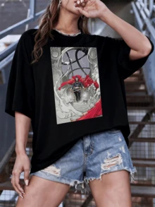 Figura mística rodeada de energía luminosa dentro de un templo antiguo con símbolos arcanos que evocan poder sabiduría equilibrio y transformación camiseta de mujer casual moderna cómoda para uso diario - Negro - Ver 1