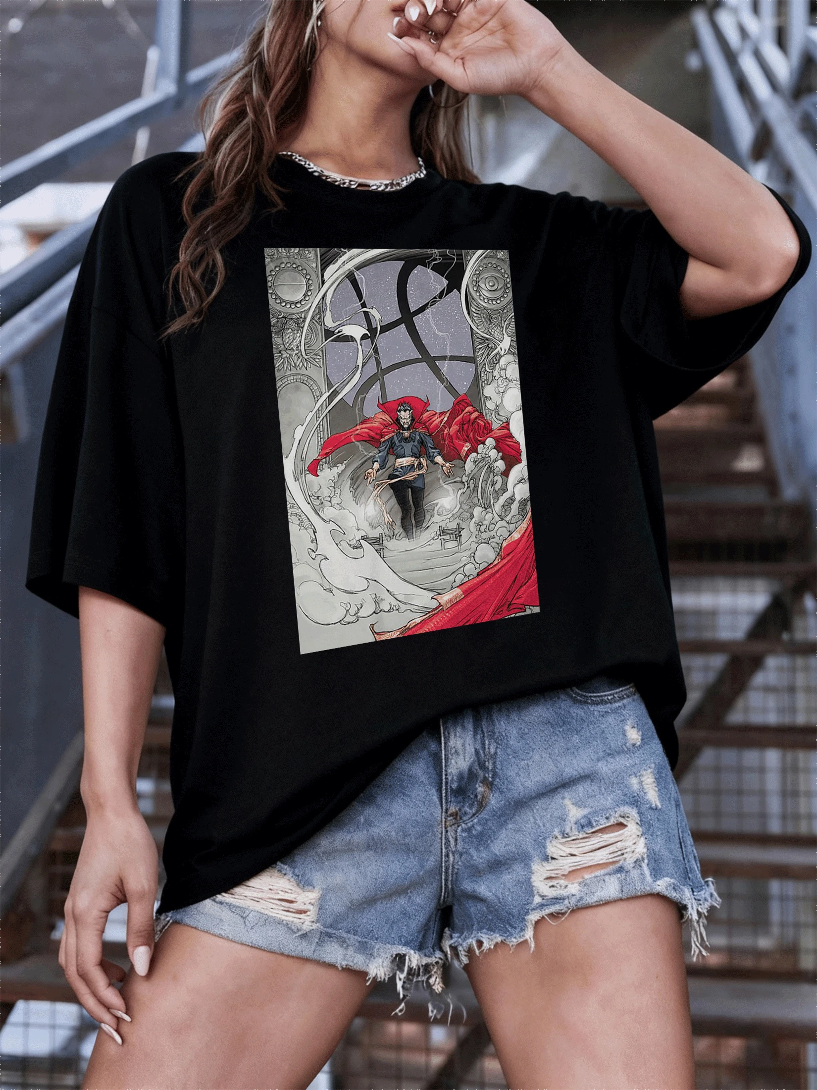 Figura mística rodeada de energía luminosa dentro de un templo antiguo con símbolos arcanos que evocan poder sabiduría equilibrio y transformación camiseta de mujer casual moderna cómoda para uso diario - Negro - Ver 1