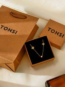 TONSI قلادة معلقة وبندنت من الفولاذ المقاوم للصدأ على شكل بصمة ذات أربعة أوراق حظ وزهور اليوسفي، من التصميم البسيط والأنيق، مغلف هدية، مناسب للارتداء اليومي للنساء، هدية مثالية ليوم الأم، الزوجة، الأم، عيد الميلاد - فضي - مشاهدة 7