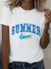 Frase veraniega con letras grandes azules y toques de colores alegres que evocan energía positiva momentos soleados y frescura juvenil ideal para expresar amor por los días cálidos camiseta de mujer casual moderna - Blanco - Ver 8