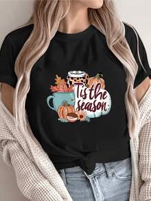 Taza turquesa junto a calabazas naranjas hojas otoñales y bebida caliente que evocan la calidez y el placer de los días frescos camiseta de mujer casual para temporada de otoño - Negro - Ver 8