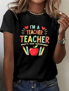 Manzana roja brillante con lápices de colores y corazones que celebran la vocación y el orgullo de ser maestra inspirando alegría y conocimiento camiseta de mujer casual cómoda y original - Negro - Ver 1