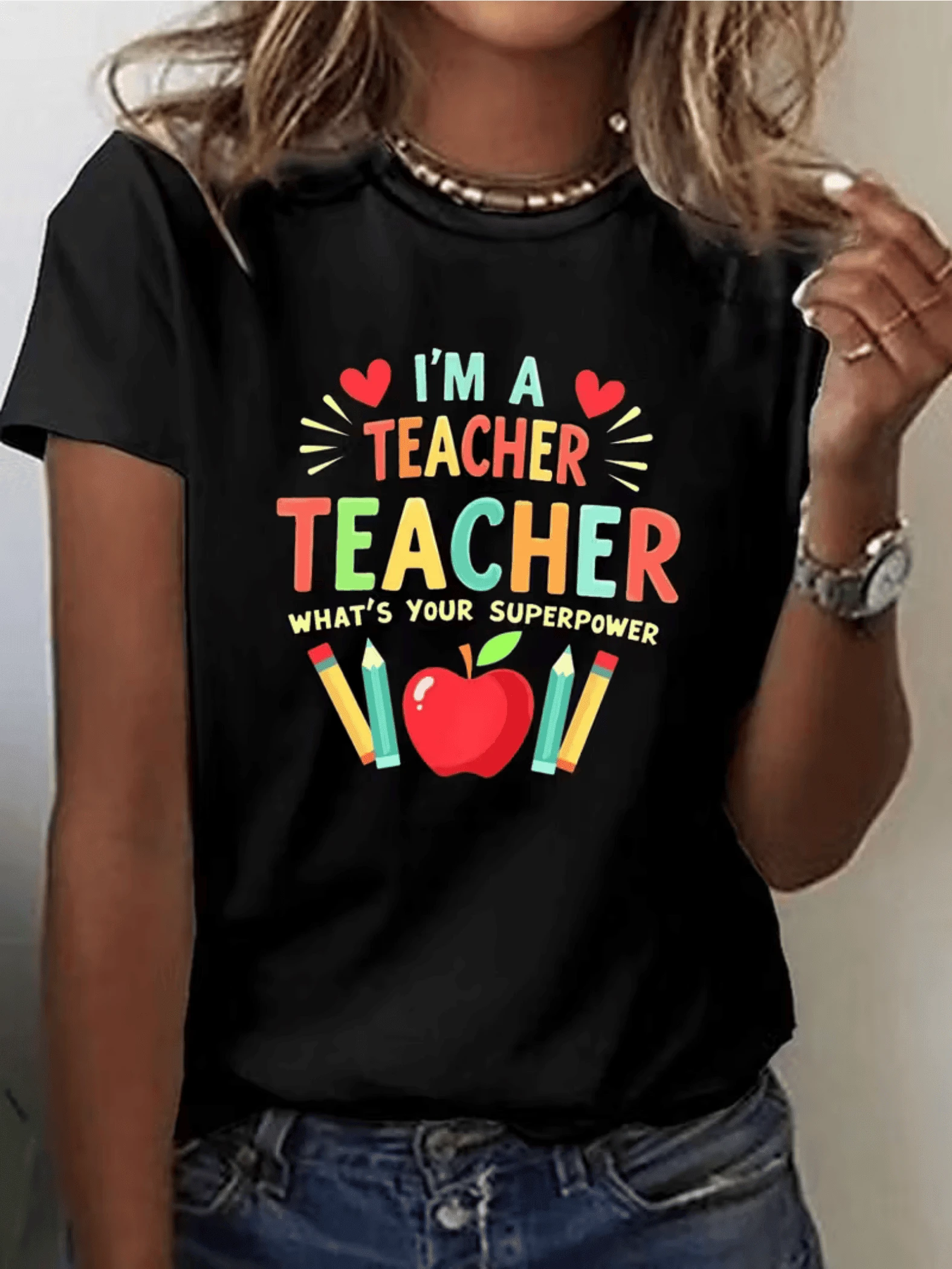 Manzana roja brillante con lápices de colores y corazones que celebran la vocación y el orgullo de ser maestra inspirando alegría y conocimiento camiseta de mujer casual cómoda y original - Negro - Ver 1