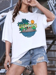 Amistad eterna simbolizada por un niño descansando sobre un gran oso junto a un atardecer tropical y palmeras transmitiendo paz unión y alegría camiseta de mujer casual cómoda para verano - Blanco - Ver 6