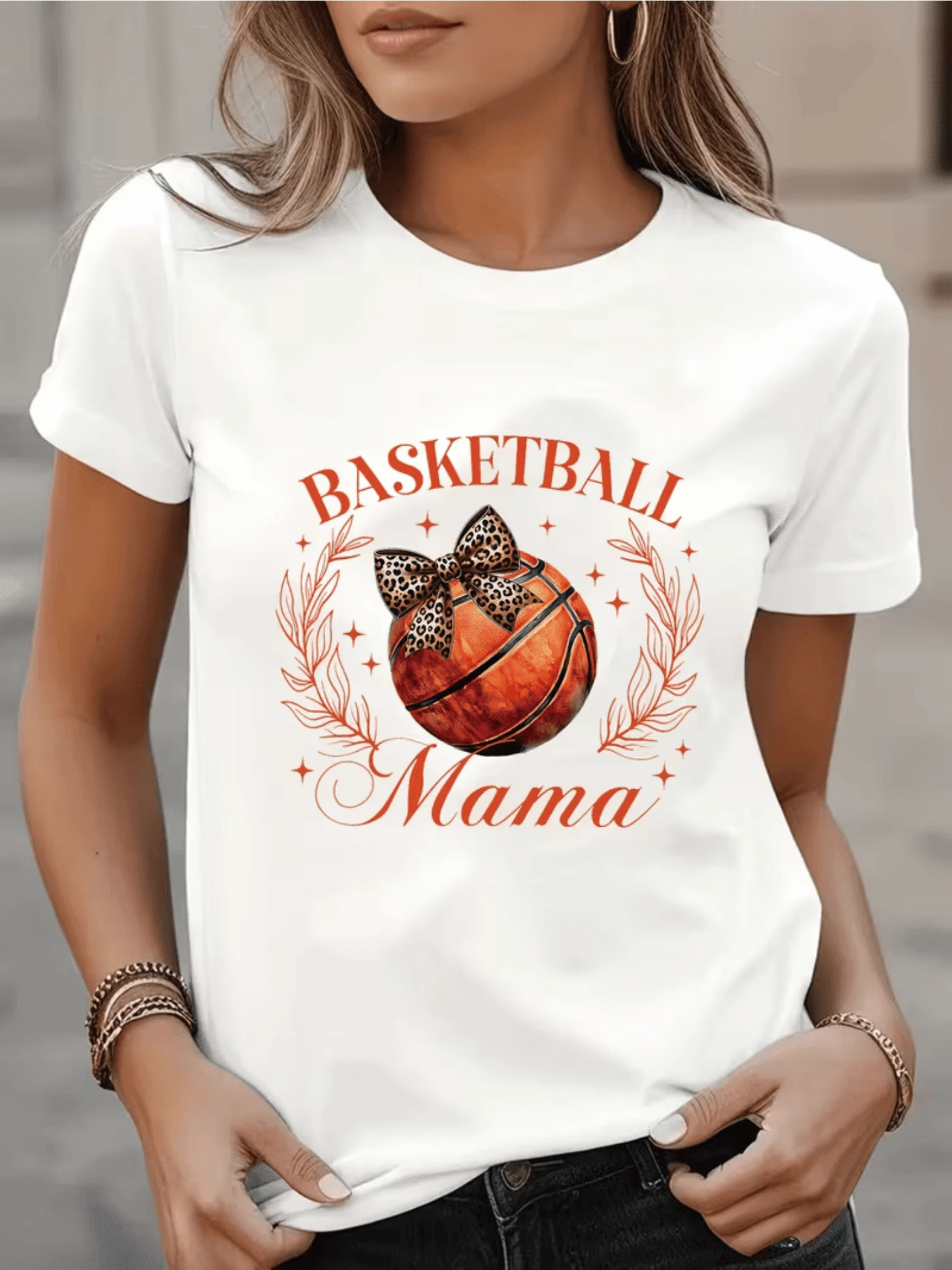 Basketball With Animal Print Bow Surrounded By Leaves And Stars Celebrating The Passion And Pride Of Motherhood. Women's Casual, Modern, Comfortable And Attractive T-Shirt For Everyday Wear. - 白色 - 查看 1