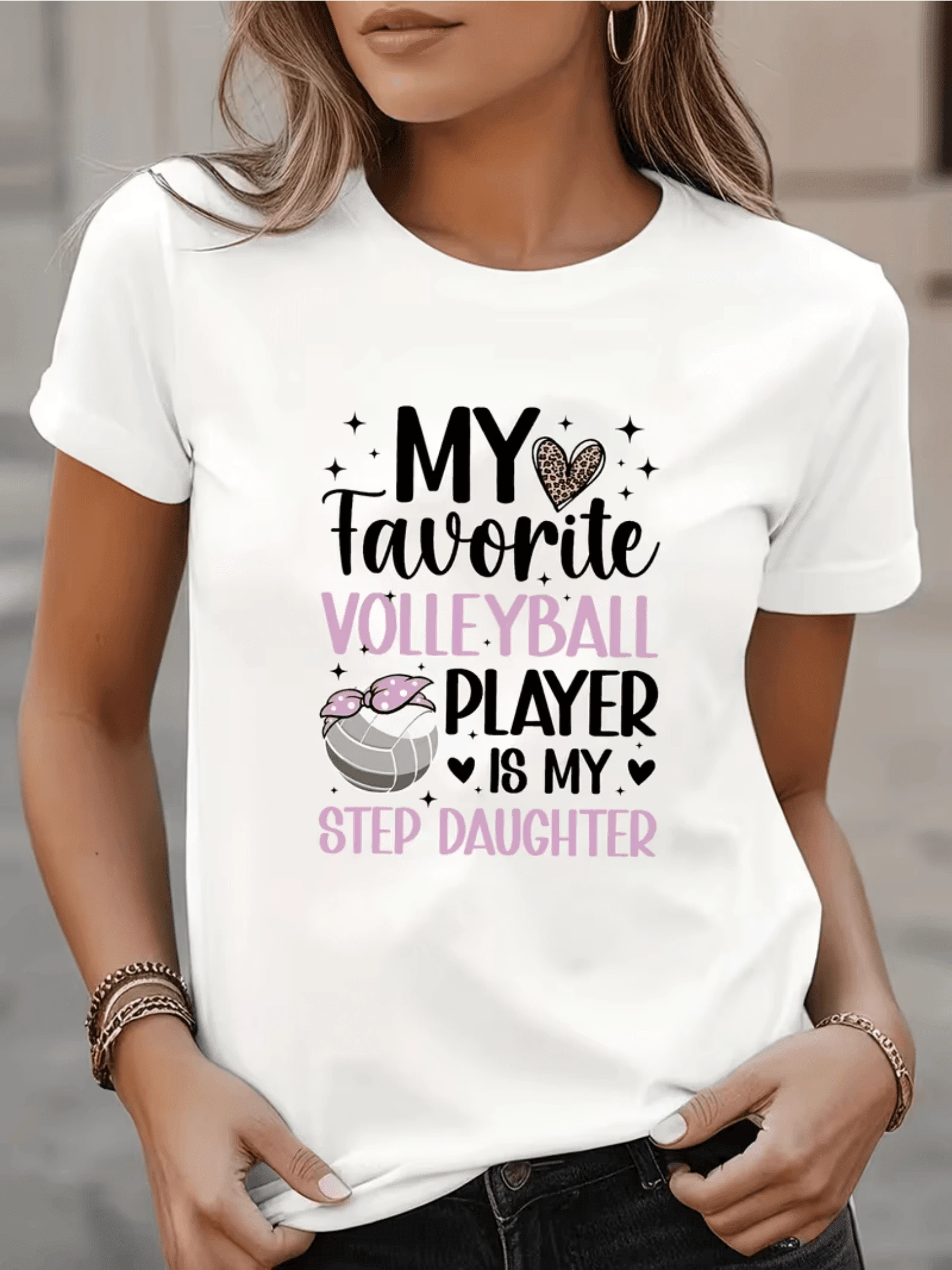 A Glittery Heart And Volleyball With Glasses Represents Affection And Pride For The Stepdaughter, Conveying Family Love And Sporting Energy. Comfortable Casual Women's T-Shirt - 白色 - 查看 1