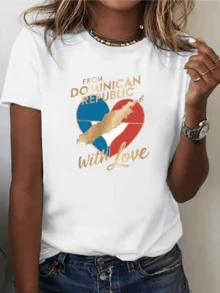 Tricolor Heart Celebrating The Dominican Republic With Its Golden Map And Message Of Love Evoking Caribbean Pride And Cultural Connection. Comfortable, Modern Casual Women's T-Shirt For Summer - 白色 - 查看 1