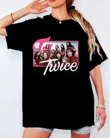 TWICE Röd Outfit Gruppfoto Konsttryck T-shirt, Unisex Lös Passform Kortärmad T-shirt - Svart - Visa 10