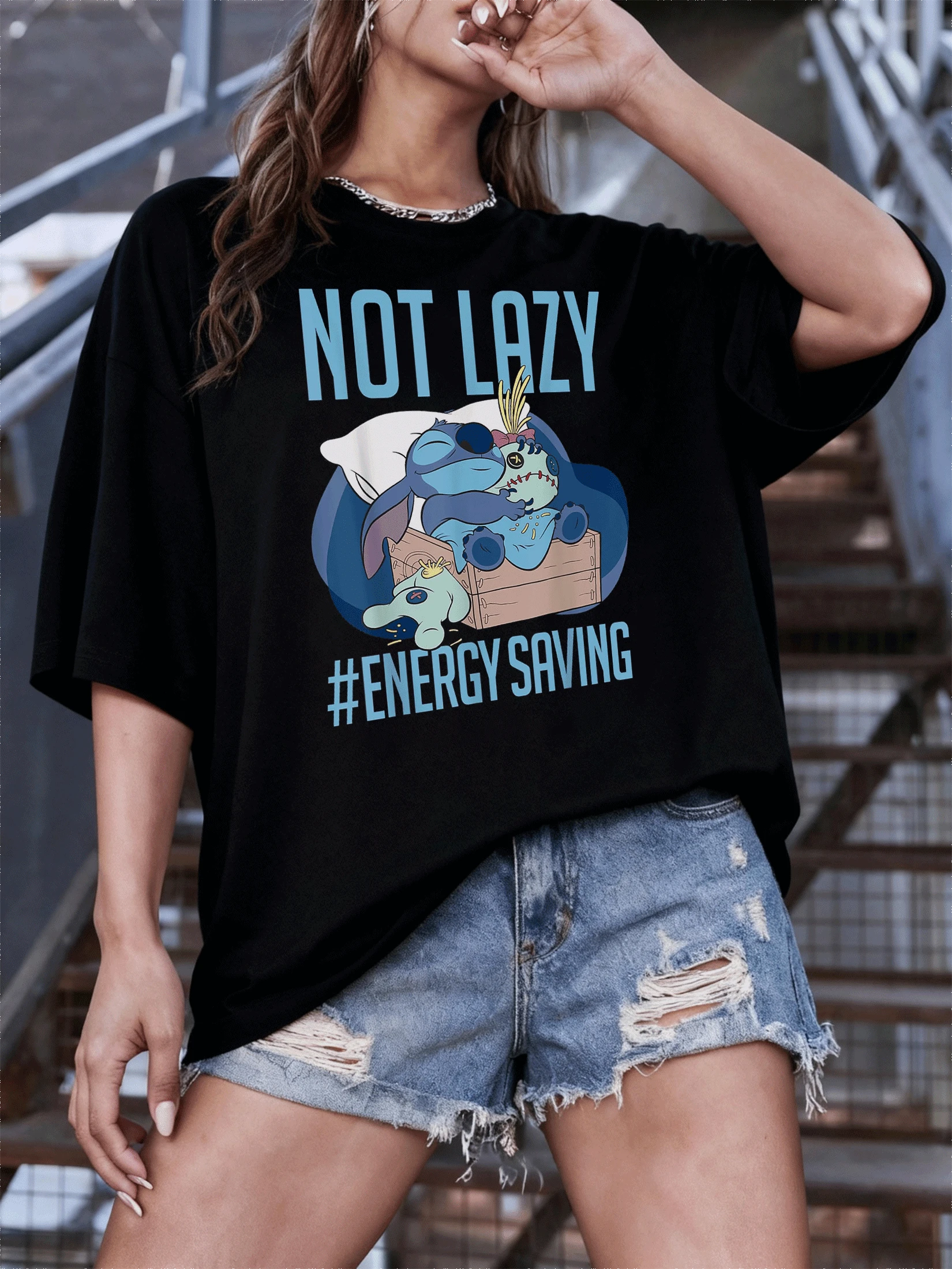 Figura divertida de un pequeño ser azul dormido abrazando un cojín con un texto que transmite humor relajado y energía positiva camiseta de mujer casual moderna cómoda ideal para uso diario - Negro - Ver 1