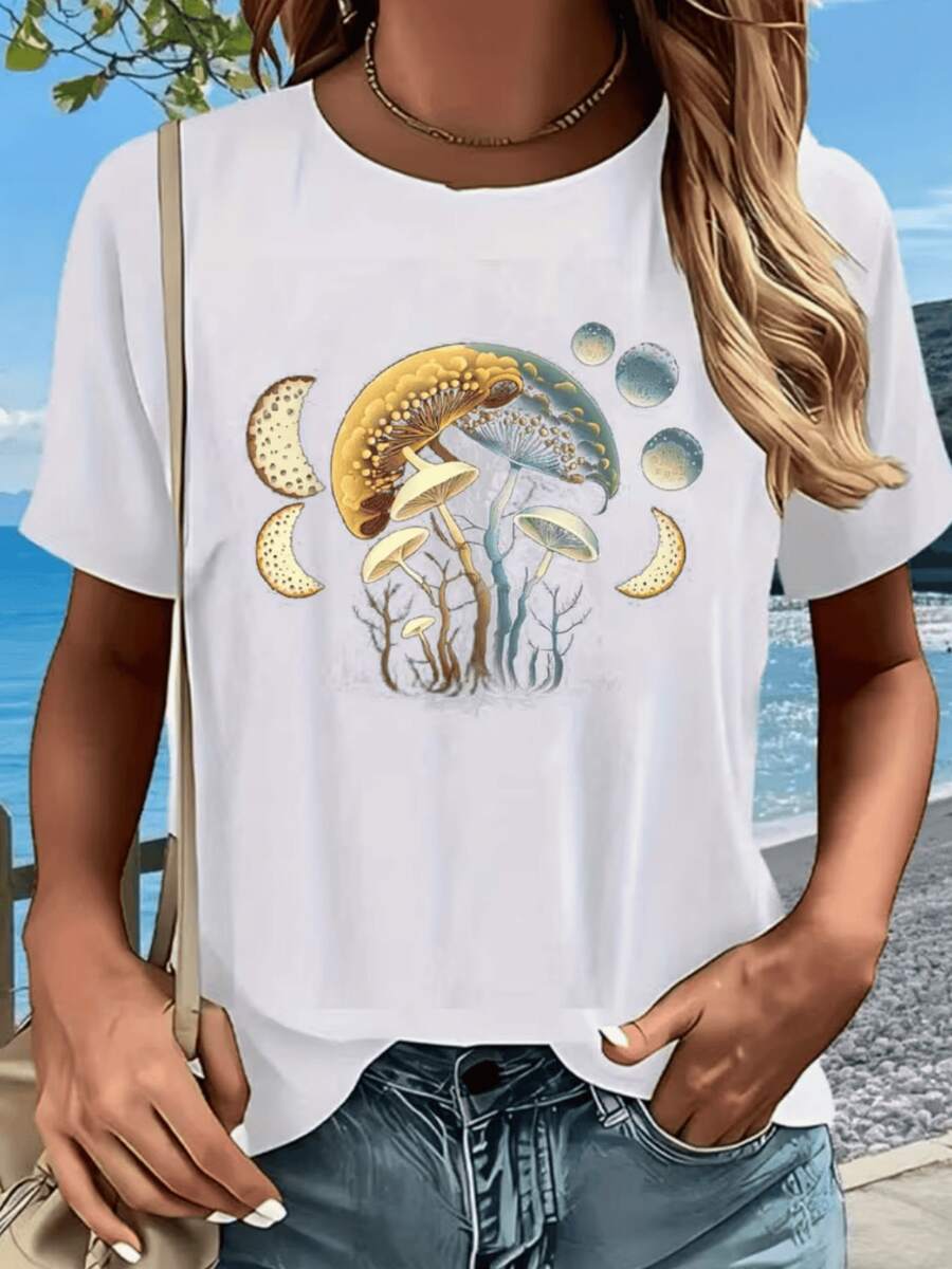 Hongos místicos representando la conexión entre la naturaleza y la luna con tonos dorados y azules que evocan equilibrio y renovación camiseta de mujer cómoda para uso diario y paseos junto al mar - Blanco - Ver 1