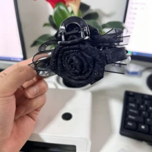 Nuevo clip para el cabello de moda romántica con flor de malla 3D negra y perlas falsas, versátil y elegante, adecuado para sesiones de fotos, hecho de plástico ABS, adecuado para todas las estaciones, accesorios para el cabello de verano, clips de garra para vacaciones - Negro - Ver 3