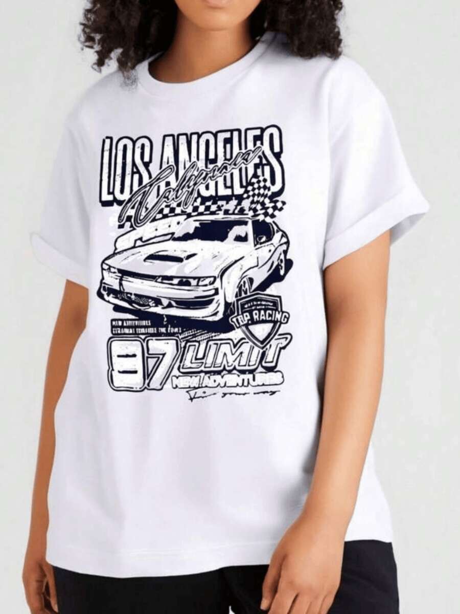 Motivo que muestra un potente automóvil clásico americano con letras de Los Angeles y detalles de velocidad que evocan energía y espíritu urbano camiseta de mujer casual moderna para uso diario - Blanco - Ver 1