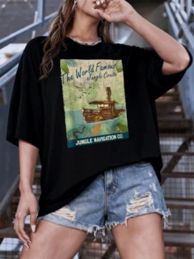 Barco clásico navegando entre hojas tropicales y aves en vuelo evocando aventura y libertad en la jungla vintage camisetas de mujer casual cómoda para viaje y ocio - Negro - Ver 1