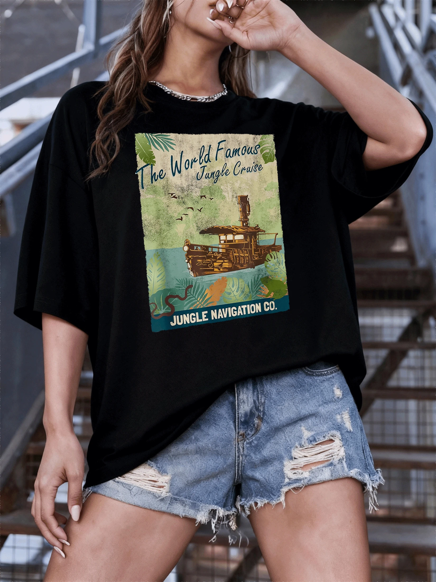Barco clásico navegando entre hojas tropicales y aves en vuelo evocando aventura y libertad en la jungla vintage camisetas de mujer casual cómoda para viaje y ocio - Negro - Ver 1