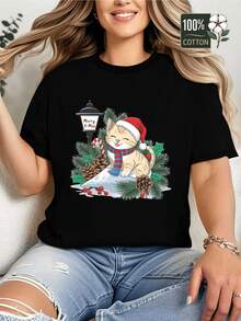 Gato navideño con gorro rojo bufanda de rayas rodeado de ramas de pino piñas dulces y un cartel con mensaje festivo que transmite calidez y alegría invernal camiseta de mujer casual cómoda y moderna para fiesta de Navidad - Negro - Ver 1