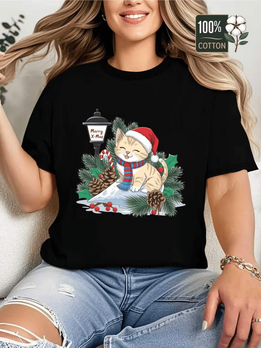 Gato navideño con gorro rojo bufanda de rayas rodeado de ramas de pino piñas dulces y un cartel con mensaje festivo que transmite calidez y alegría invernal camiseta de mujer casual cómoda y moderna para fiesta de Navidad - Negro - Ver 1
