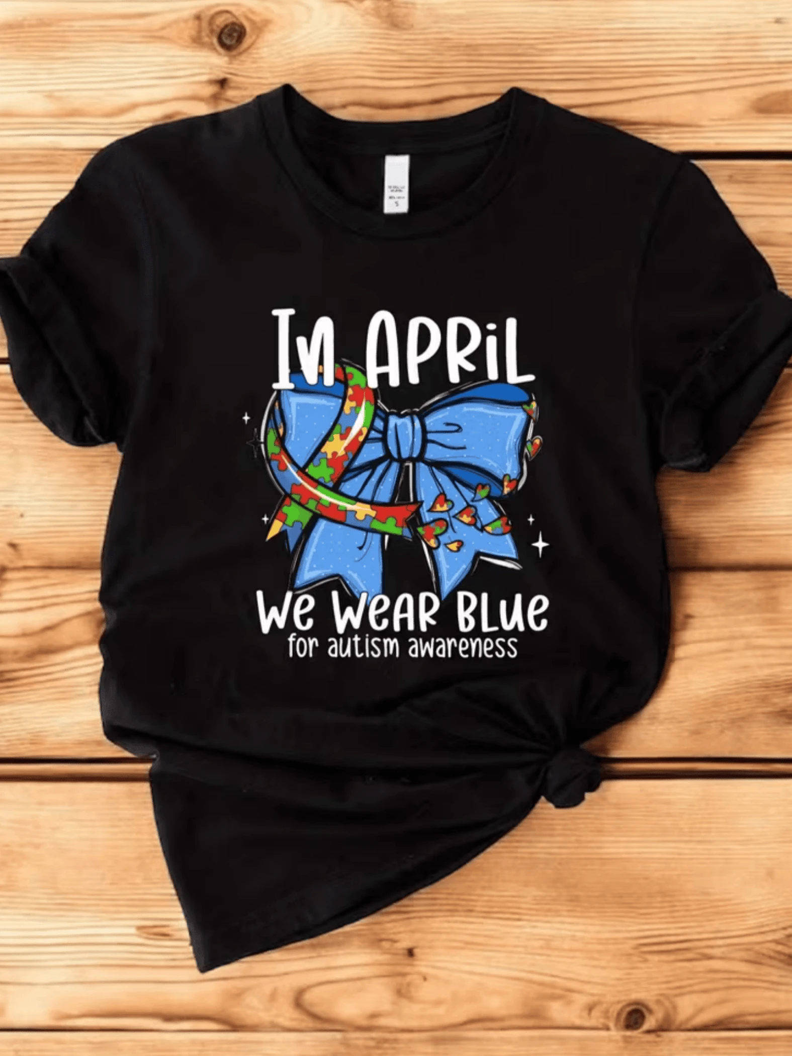 Lazo azul con piezas de rompecabezas que simboliza la concienciación sobre el autismo en abril transmitiendo apoyo comprensión y esperanza camiseta de mujer casual cómoda y moderna - Negro - Ver 1
